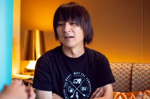 Yasunori Mitsuda - Entrevista - Yasaunori con la camiseta de SoundTrackFest