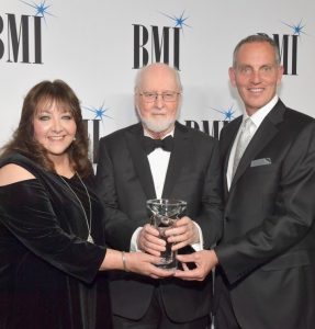 BMI - Doreen Ringer-Ross, John Williams recibiendo el premio BMI 2018, y el presidente y CEO de BMI, Mike O'Neill