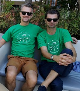 Ben y Nick Foster - Entrevista - Nick y Ben Foster con la camiseta de SoundTrackFest